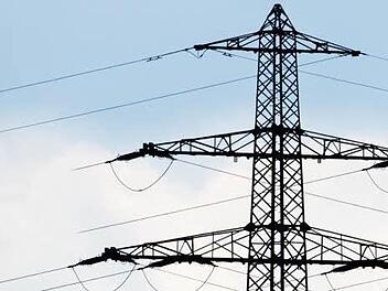 Für den geplanten Südlink-Bau muss Netzbetreiber Tennet nachbessern. Das ist das Ergebnis eines Gespräche zwischen Staatssekretärin Dorothee Bär (CSU) und Jochen Homann, dem Präsidenten der Bundesnetzagentur. Foto: Archiv/Julian Stratenschulte, dpa