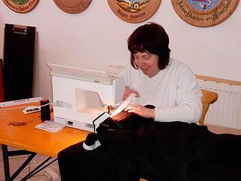 Die Frau der vielfältigen bunten Kostüme. Heike Richter näht und schneidert seit acht Jahren alle Kostüme des Faschingsclubs Dolonia Pressig.  Foto: Karl-Hinz Hofmann