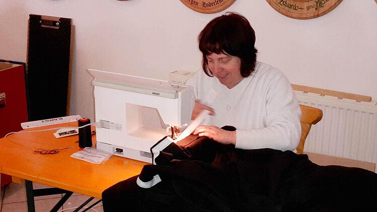 Die Frau der vielfältigen bunten Kostüme. Heike Richter näht und schneidert seit acht Jahren alle Kostüme des Faschingsclubs Dolonia Pressig.  Foto: Karl-Hinz Hofmann