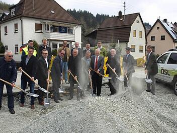 Spatenstich in Steinwiesen. Mit dabei waren Regierungspräsident Wilhelm Wenning (Dritter von rechts), Bürgermeister Gerhard Wunder (rechts), Baudirektor Jürgen Woll (vorne, Fünfter von links), der Geschäftsführer der Thüga MeteringService, Peter Hornfischer (Dritter von links) und weitere Vertreter der Baufirmen und Planungsbüros. Foto: Susanne Deuerling