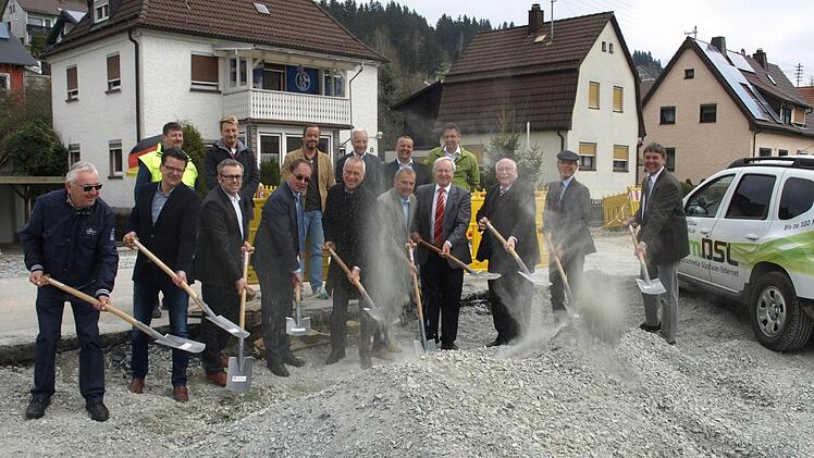 Spatenstich in Steinwiesen. Mit dabei waren Regierungspräsident Wilhelm Wenning (Dritter von rechts), Bürgermeister Gerhard Wunder (rechts), Baudirektor Jürgen Woll (vorne, Fünfter von links), der Geschäftsführer der Thüga MeteringService, Peter Hornfischer (Dritter von links) und weitere Vertreter der Baufirmen und Planungsbüros. Foto: Susanne Deuerling