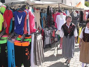 Am Pfingstsonntag, 24. Mai, findet im Altort in Ebenhausen wieder ein Markt statt. Standbetreiber sowie Gemeinde und örtliche Vereine als Ausrichter hoffen auf viele Gäste.  Foto: Stefan Geiger/Archiv