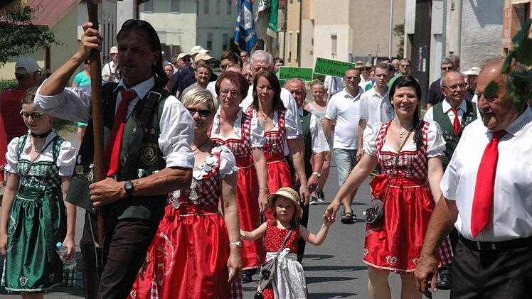 Der Festzug zum 50-jährigen Bestehen der DJK Weichtungen. Die Weichtunger feierten nicht nur ihr Jubiläum, sondern auch Sanierung und Erweiterung des Sportheims. Foto: Daniel Wiener