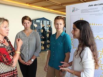 Die Schülerinnen Yasmin, Victoria und Julia (v.l.) haben beim Jugendforum im Auftrag der Bundesregierung mitgewirkt. Unser Bild zeigt sie im Gespräch mit Kreisrätin Monika Faber. Foto: Popp