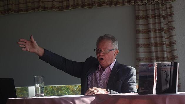 Wenn ein Beichtstuhl erzählen könnte: Heinz Fuchs liest seine Kurzgeschichte um die achtjährige Emmilie. Foto: Daniela Pondelicek