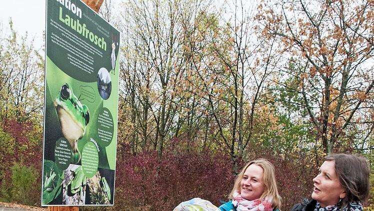 Eberner Grundschüler erkunden das neue "grüne Klassenzimmer" und sammeln ihre ersten Stempel an der Station Laubfrosch.