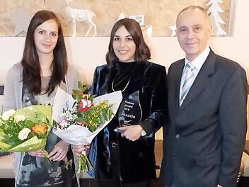 Stolz hält Madeleine Haber (Mitte) den "Mercedes Fashion Night Award 2018" in der Hand, den sie kürzlich in Zwickau erhielt. Mit im Bild Irina Klier und Bürgermeister Franz Uome Foto: Klaus-Peter Wulf