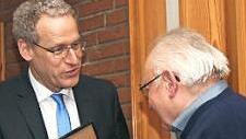 Bürgermeister German Hacker bedankt sich bei Thomas Kräck für 65 Jahre Mitgliedschaft.