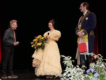 Moderator des Nachmittags, Wolfgang Doischer (links) bedankte sich beim königlichen Besuch mit einem herrlichen  Blumenstrauß für Queen Victoria (Lou Leimeister), begleitet von Prinzgemahl Albert (Jerry Paramo). Foto: Manja von Nida
