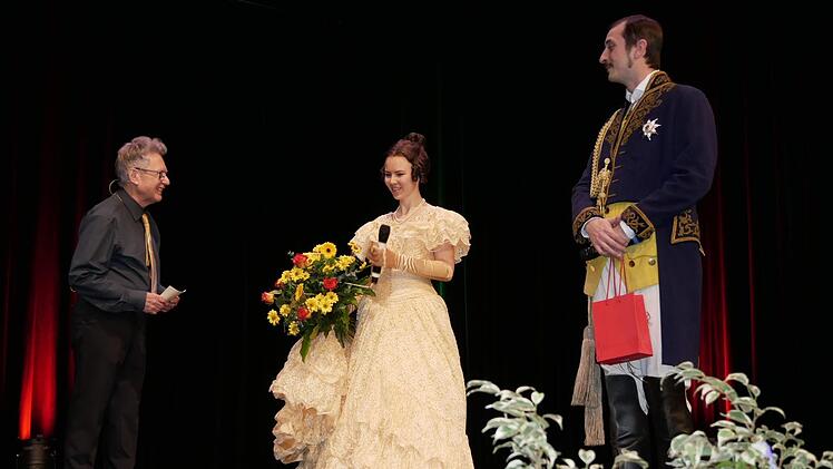 Moderator des Nachmittags, Wolfgang Doischer (links) bedankte sich beim königlichen Besuch mit einem herrlichen  Blumenstrauß für Queen Victoria (Lou Leimeister), begleitet von Prinzgemahl Albert (Jerry Paramo). Foto: Manja von Nida
