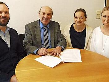 Bernhard Seeberger (2. v. l.) hatte bei der Unterzeichnung des Pachtvertrags allen Grund zum Strahlen. Stephan Schaub, Ulrike Rudel und Agnes Schaub (v. l.) übernehmen die gemeindliche Gaststätte. Foto: sae