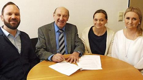Bernhard Seeberger (2. v. l.) hatte bei der Unterzeichnung des Pachtvertrags allen Grund zum Strahlen. Stephan Schaub, Ulrike Rudel und Agnes Schaub (v. l.) übernehmen die gemeindliche Gaststätte. Foto: sae