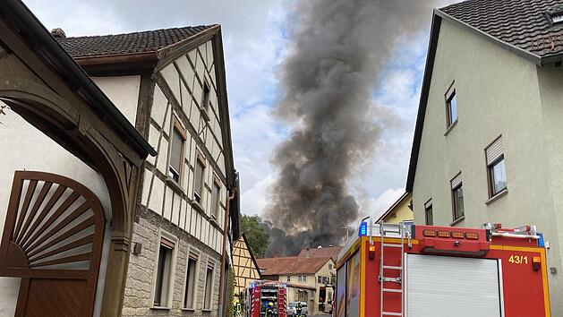 Eine Scheune steht in Sulzthal in Flammen. Foto: Peter Rauch