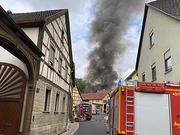 Eine Scheune steht in Sulzthal in Flammen. Foto: Peter Rauch