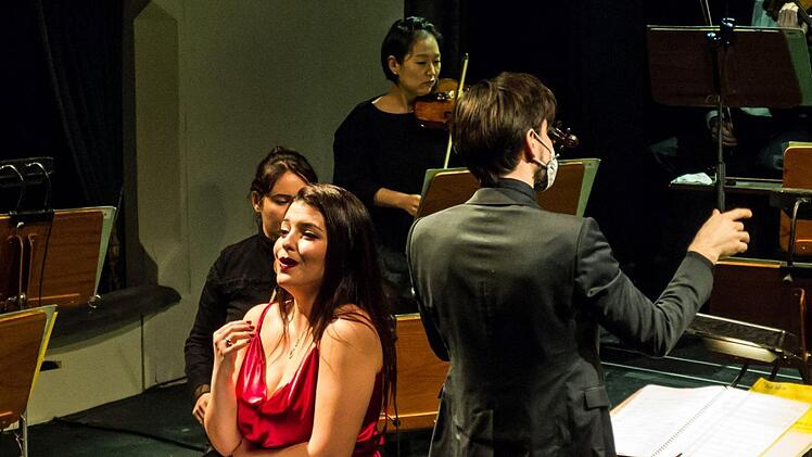 Die Sopranistin Dimitra Kotidou beeindruckte als Solistin beim Sinfoniekonzert im Landestheater Coburg. Unter der Leitung von Johannes Brahms interpretierte sie den Liederzyklus "Les Illuminations" von Benjamin Britten.Foto: Jochen Berger