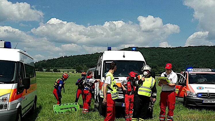 Die Einsatzkr&auml;fte werden koordiniert. Foto: Monika Bohatsch