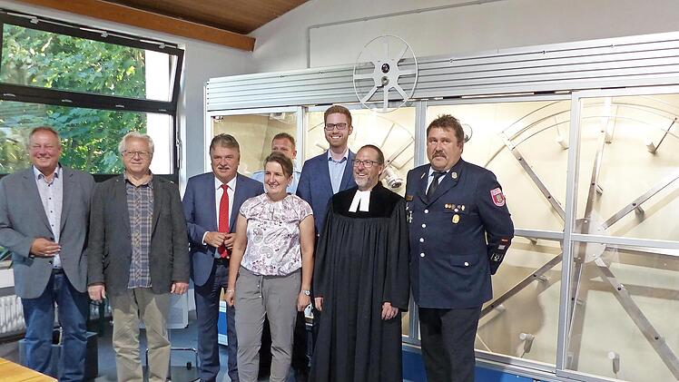 Die Bürgermeister Volker Schmiechen (Untersteinach) und Harald Michel (Kupferberg), Landrat Klaus Peter Söllner, Bürgermeisterin Doris Leithner-Bisani (Ludwigschorgast), Kreisbrandmeister Michael Hain, Bürgermeister Philip Laaber (Guttenberg), Pf...