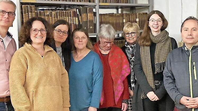 Die Gäste zeigten sich vom Stadtarchiv beeindruckt.