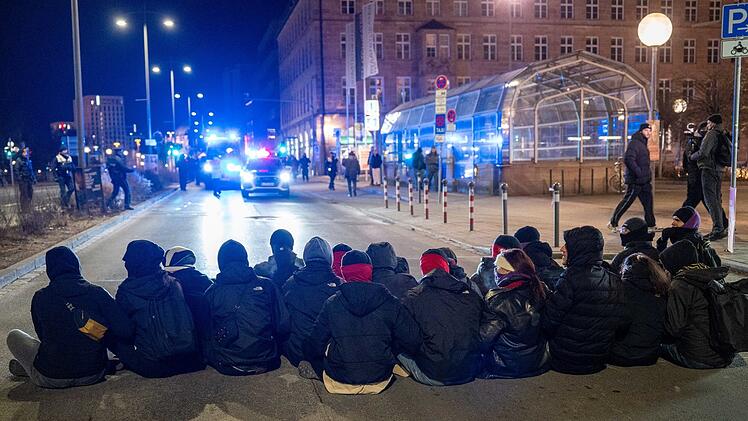 Nürnberg: Aktivisten wollen Demonstration stoppen - Polizei macht Gebrauch von Schlagstock