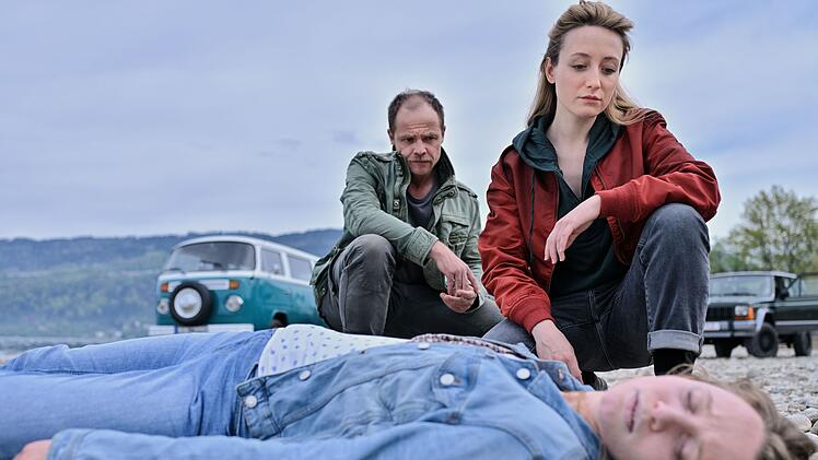 Eine weitere Leiche wurde geborgen. Luisa Hoffmann (Alina Fritsch) und Micha Oberländer (Matthias Koeberlin) sind schockiert.