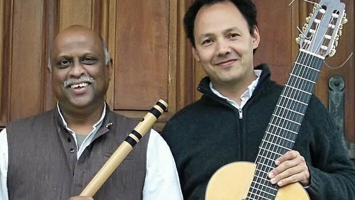 Sujay Bobade (links) mit seiner Bambusflöte und Miguel Guldimann mit seiner achtsaitigen Gitarre.  Foto: PR