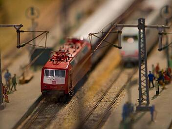 Bei den 28. Modellbahn- und Modellbautagen der Eisenbahnfreunde  Steinachtalbahn-Coburg am Wochenende bestaunten  nicht nur kleine Jungs die Anlagen im Autohaus Hommert in  Creidlitz.  Fotos: Florian Hecky