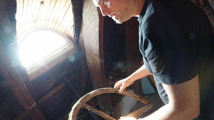 Markus Fleckenstein mit einem alten Fensterrahmen