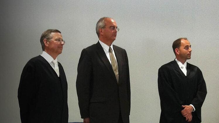 Burkhard Spachmann inmitten seiner Verteidiger Eckart Staritz (links) und Thomas Bittorf.