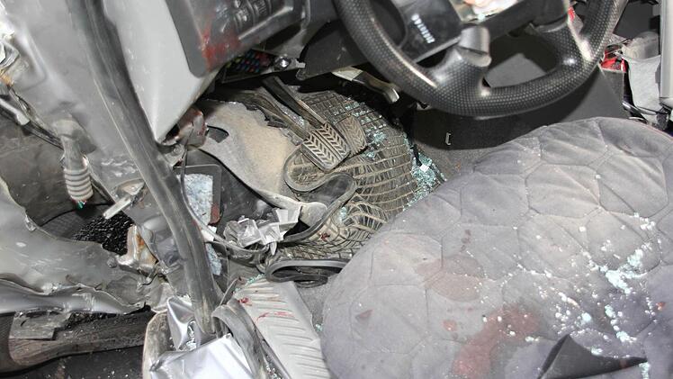 Blick in den Fußraum des Pickup. Die Fußmatte war zusammengeschoben.