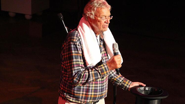 Gerhard Polt beim Auftritt mit den Well-Brüdern im Bad Kissinger Regentenbau.  Foto: Ralf Ruppert
