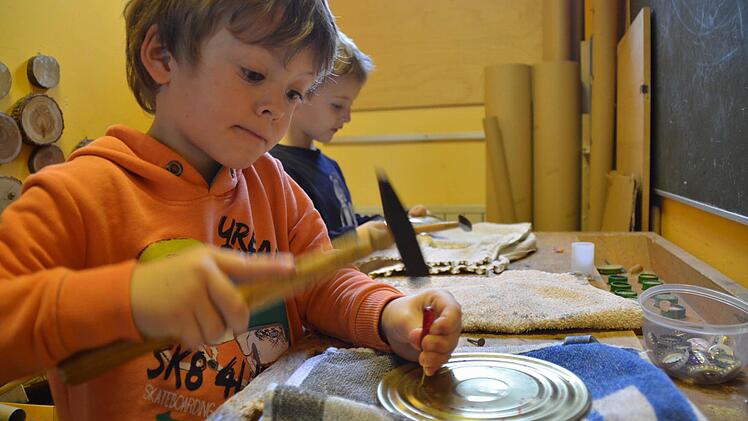 Wer will fleißige Handwerker sehen? Hier sind der vierjährige Piet und der fünfjährige Leonhard dabei, ein Sternenmuster in Blechscheiben zu hämmern. Foto: Kathrin Kupka-Hahn