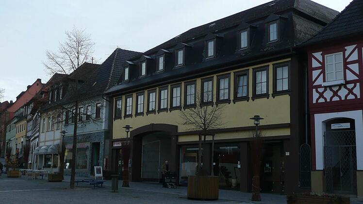Das Gebäude Marktplatz 10 beherbergt derzeit die Tourist-Information und ein Geschäft für Flechtwaren mit Werkstatt. Foto: Popp