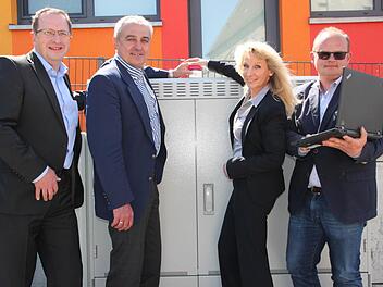 In Altenkunstadt hat ein neues Internet-Zeitalter begonnen. Seit Montag kann mit 50 Mbit pro Sekunde gesurft werden. Unser Bild zeigt (von links) Ingenieur Siegbert Reuther, Bürgermeister Robert Hümmer, Marion Thüngen von der Telekom und Breitbandpaten Alexander Pfaff von der Gemeinde bei der symbolischen Inbetriebnahme des neuen Netzes. Foto: Stephan Stöckel