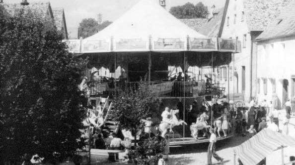 Das zweistöckige Karussell der Familie Müller war eine Attraktion. Foto: privat