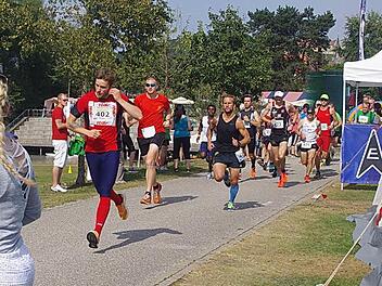 Die schnellste Zeit beim Viertelmarathon (38:16 Minuten) lief der Ziegelerdener André Zapf (Mitte, schwarzes Shirt), der bis vor kurzem beim SV Friesen spielte und jetzt in der Fußball-Bezirksliga beim TSV Sonnefeld aktiv ist. Foto: Heike Schülien