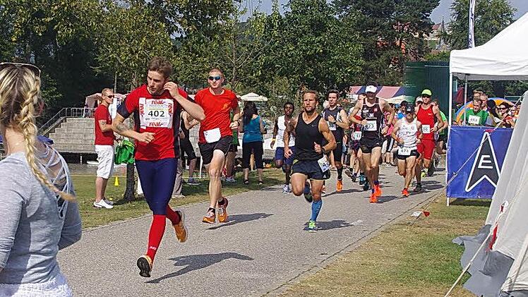 Die schnellste Zeit beim Viertelmarathon (38:16 Minuten) lief der Ziegelerdener André Zapf (Mitte, schwarzes Shirt), der bis vor kurzem beim SV Friesen spielte und jetzt in der Fußball-Bezirksliga beim TSV Sonnefeld aktiv ist. Foto: Heike Schülien