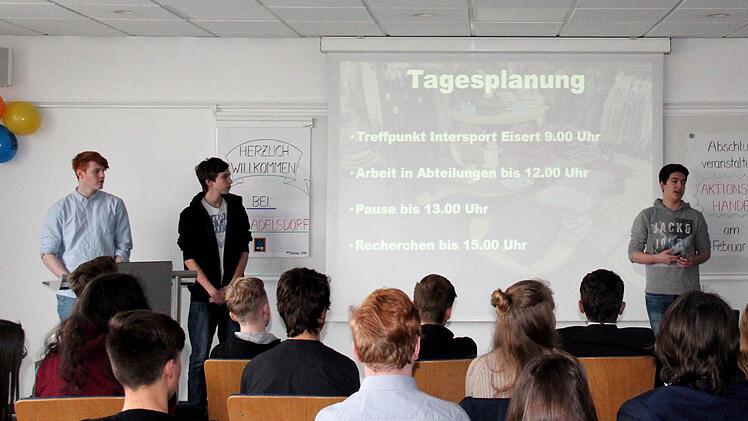 Die Schüler präsentieren ihre Erfahrungen. Foto: Johanna Blum