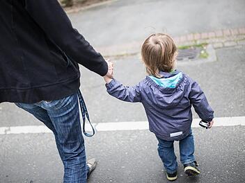 Beinahe jeder zweite Alleinerziehende lebt an der Armutsgrenze, das Risiko steigt. Experten fordern daher Steuergerechtigkeit und eine Kindergrundsicherung. Symbolfoto: Marcel Kusch/dpa