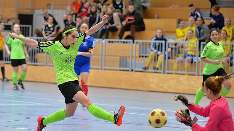 Das Vorrundenduell zwischen den beiden Nachrückern aus Dörfleins (grüne Trikots) und Mögeldorf endete mit 2:1
