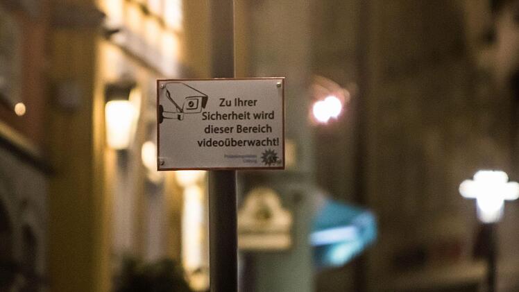 Schilder weisen an den Zugängen zum Steinweg darauf hin, dass Passanten hier unter Umständen im Fokus der Kameras sind.Foto: Jochen Berger