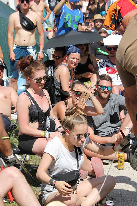 Die Parkrocker feiern das Bier in einer Biermesse