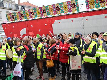 Mitarbeiterinnen und Mitarbeiter der Coburg Inklusiv gGmbH bei ihrem Flashmob am 20. Februar. Die Mitarbeiter wollen nicht nach kirchlichem Recht bezahlt und vertreten werden, bekräftigten sie beim "Politischen Nachtgebet" am Donnerstag.  Foto: Sven Dörr/CT-Archiv