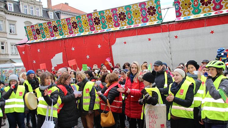 Mitarbeiterinnen und Mitarbeiter der Coburg Inklusiv gGmbH bei ihrem Flashmob am 20. Februar. Die Mitarbeiter wollen nicht nach kirchlichem Recht bezahlt und vertreten werden, bekräftigten sie beim "Politischen Nachtgebet" am Donnerstag.  Foto: Sven Dörr/CT-Archiv