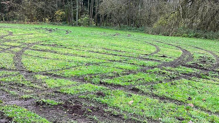 Zeil am Main: Unbekannte Vandalierer driften über Spielplatz - "Ist eine Schweinerei"