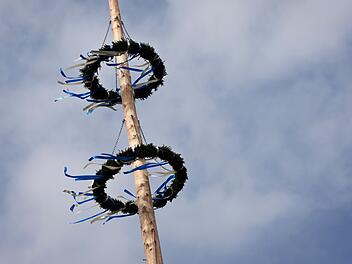 Unbekannte erlauben sich schlechten Mai-Scherz - Maibaum-Schacht in der Nacht zubetoniert
