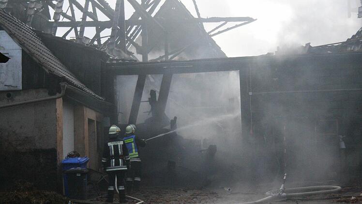Noch am Vormittag mussten Feuerwehrleute die Glutreste überwachen und immer wieder löschen.   Foto: Sabine Paulus