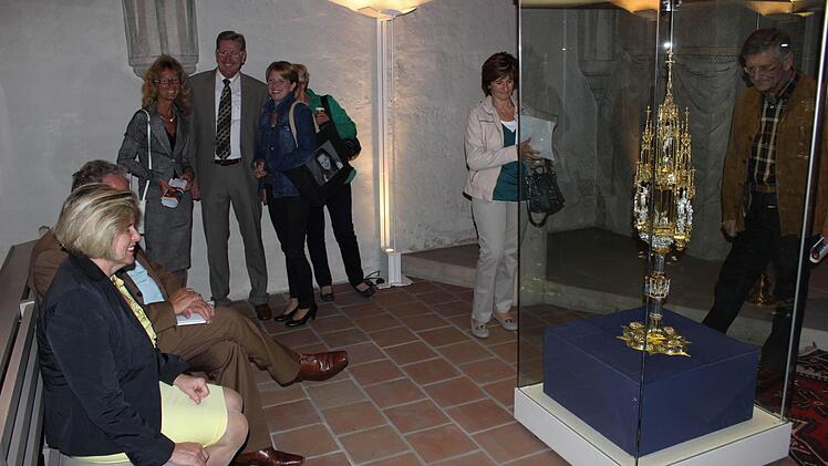 Bürgermeister Heinz Richter und weitere Ehrengäste begutachten die Goldene Monstranz.