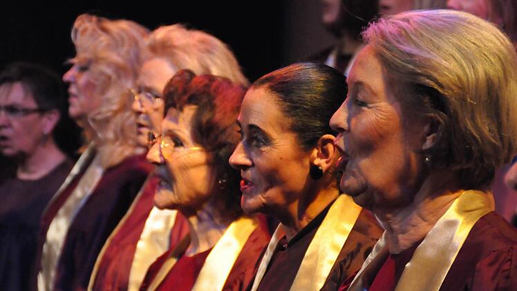 Auch die Sängerinnen und Sänger der KisSingers legten in ihren Auftritt Herz und Seele. Foto: Klopf