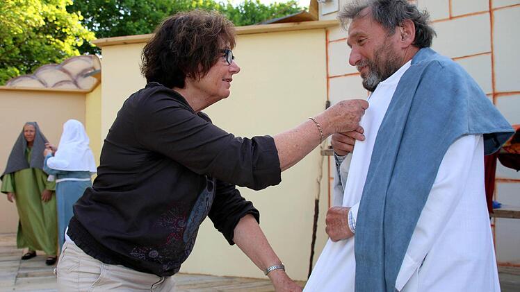 Regisseurin Helga Heubner hilft Klaus "Taddäus" Dötschel beim Anlegen seiner Tunika. Foto: Bettina Knauth