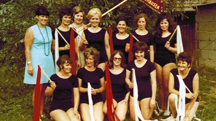 Das Foto mit Trainerin Renate Heid im blauen Kleid entstand zu Beginn der siebziger Jahre. Fotos: Heid